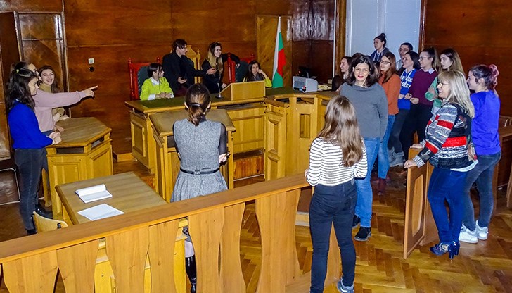На 13-ти февруари група гимназисти гостуваха в една от съдебните зали на Русенската съдебна палата