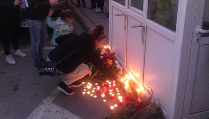 1000 жители на Кюстендил положиха цветя и запалени свещи на земята
