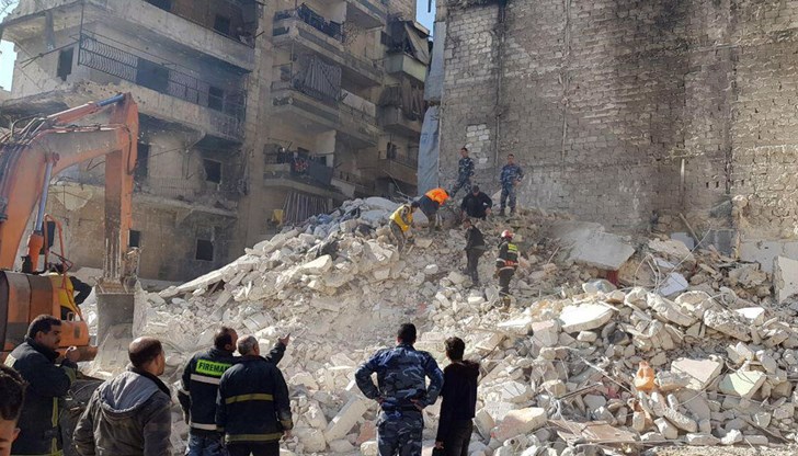 Загинали са най-малко 11 души, сред които и 4 деца