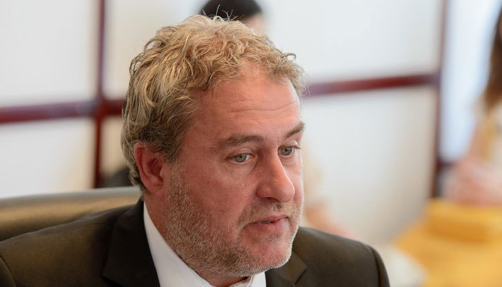 Не съм професионален политик и може и да сгреша, но няма да коментирам всяко включване на БСП, заяви министърът