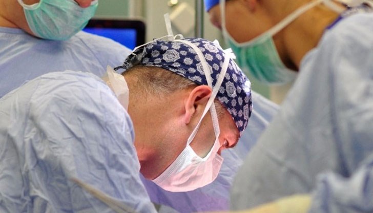 Два часа лекарите се борят за живота му в операционната зала