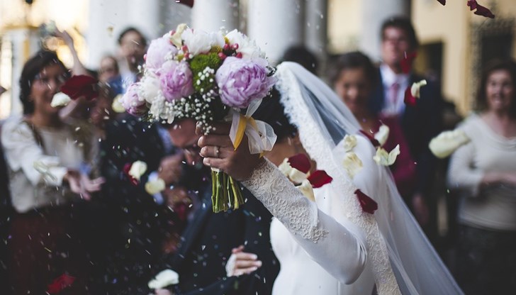 Мъжът нарекъл съпругата "глупачка", защото се спънала на излизане от залата