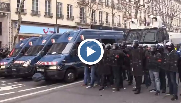 Демонстрантите искат да отдадат почит на „жълтите жилетки“, ранени по време на сблъсъци с полицията