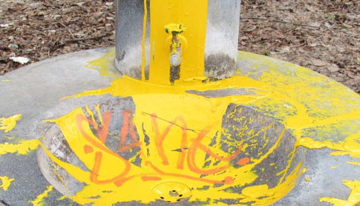 65-годишният русенец признал, че той е залял чешмата с блажна боя и преди около две седмици 65-годишният русенец признал, че той е залял чешмата с блажна боя и преди около две седмици