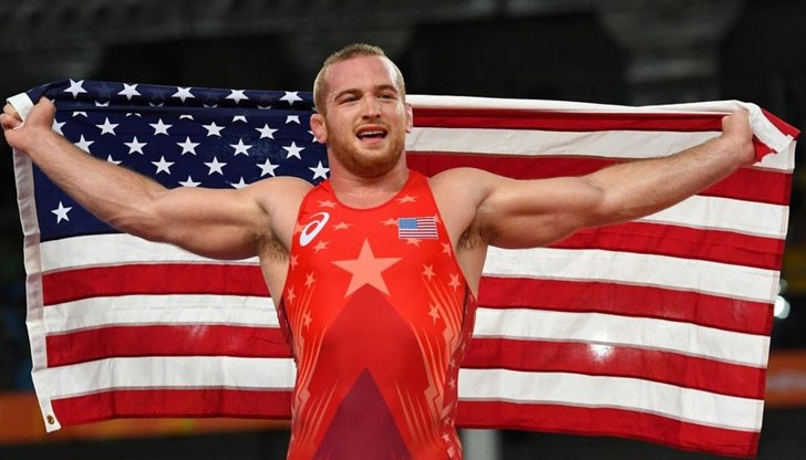 Янките изпуснаха връзката за Европа и пристигнаха с 8 различни полета на летището в Букурещ (Румъния), а оттам бяха транспортирани с автобус до крайдунавския град Янките изпуснаха връзката за Европа и пристигнаха с 8 различни полета на летището в Букурещ (Румъния), а оттам бяха транспортирани с автобус до крайдунавския град