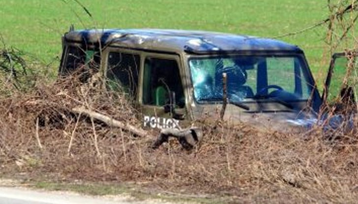 Джип „Мерцедес“ е изхвърчал в крайпътна нива