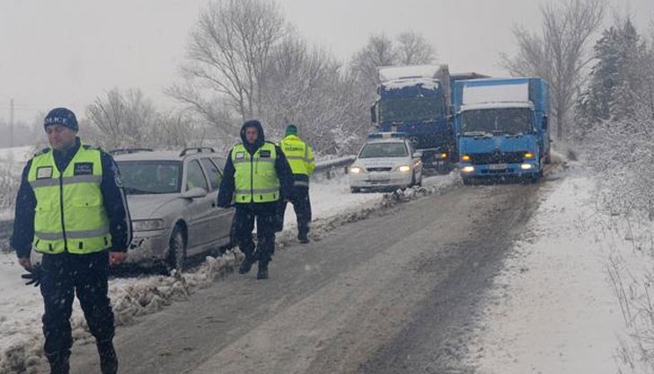 Движението в посока Варна край Правец е ограничено само в една лента Движението в посока Варна край Правец е ограничено само в една лента