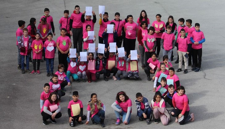 Учениците се подредиха за обща снимка в двора на училището като оформиха розова фланелка с надпис „Не на тормоза“