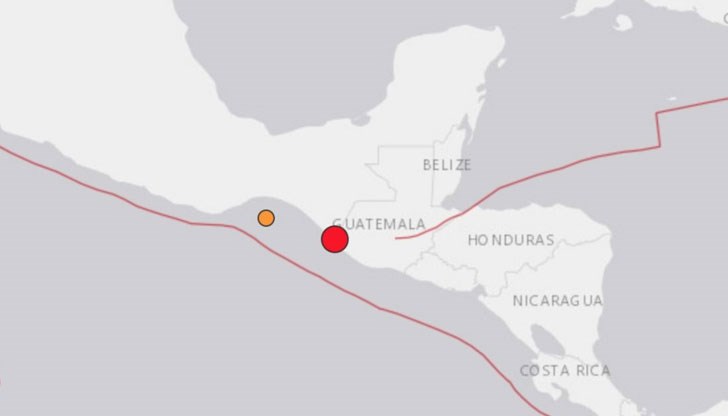 Някои хора напуснаха офисите и излязоха на улицата