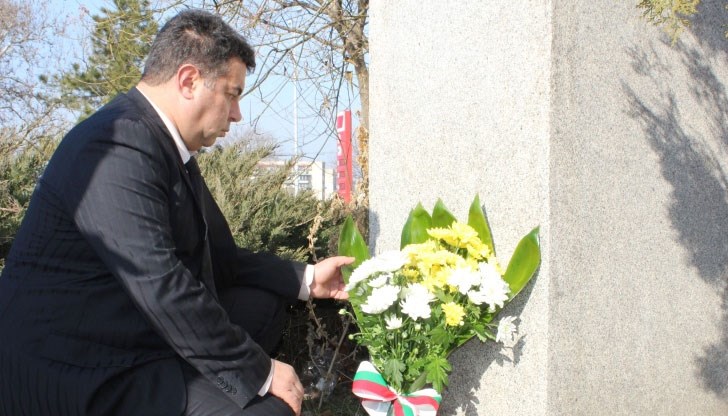 Губернаторът на Русе поднесе цветя пред паметника на видния революционер и войвода