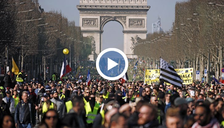 За 15-ти пореден уикенд стотици души се събраха пред Тиумфалната арка в самото сърце на френската столица