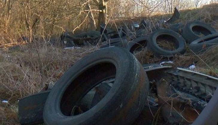 Край свързващия път между кварталите ДЗС и Образцов чифлик се въргалят десетки излезли от употреба автомобилни гуми