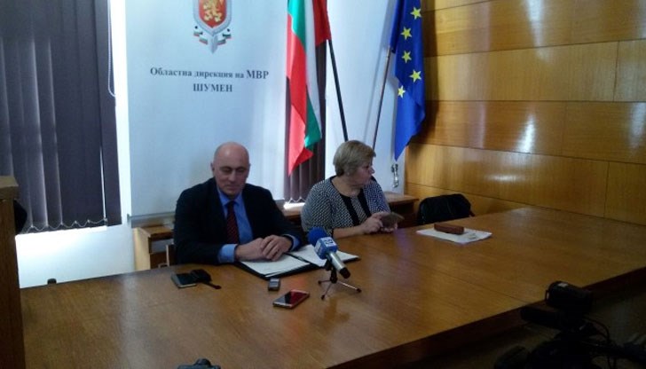 В имота на мъжа са намерени близо 30 000 лева, 30 банкови карти на различни лица, редица моторни превозни средства, телефони, пистолети, патрони и други