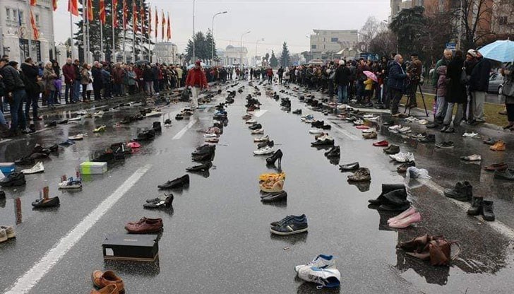 Множество граждани демонстрираха колко техни роднини и приятели са напуснали страната и емигрирали в чужбина в търсене на по-добър и достоен живот