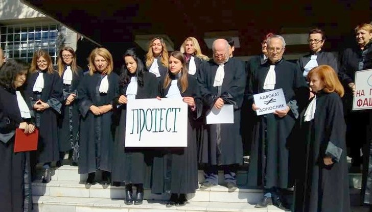 Адвокати протестираха срещу закона, който ги задължава да докладват клиентите си на ДАНС