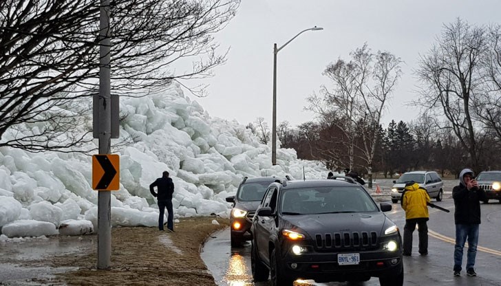 Ледената стена е толкова голяма, че в крайна сметка, властите се принуждават да затворят улици заради нея Ледената стена е толкова голяма, че в крайна сметка, властите се принуждават да затворят улици заради нея