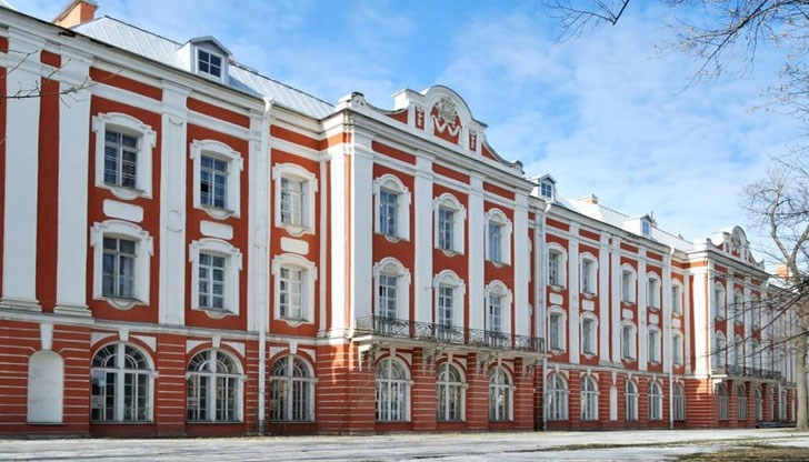 Под отломките има затрупани хора, тече спасителна операция Под отломките има затрупани хора, тече спасителна операция