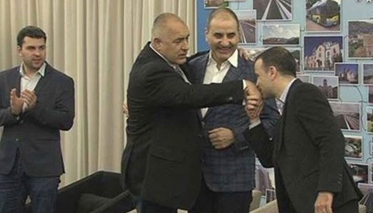 Аз мълча, ти мълчиш, те мълчат, прокуратурата мълчи, полицията мълчи..само престъпниците говорят. Вместо нас. За нас. Въпреки нас Аз мълча, ти мълчиш, те мълчат, прокуратурата мълчи, полицията мълчи..само престъпниците говорят. Вместо нас. За нас. Въпреки нас