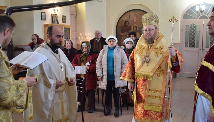 Негово Високопреосвещенство  отслужи св. литургия в храм „Успение Богородично”