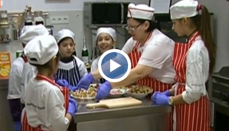 Още на първите си занимания децата се научиха как да подредят празнично масата, както и да приготвят вкусни сандвичи и плодови салати