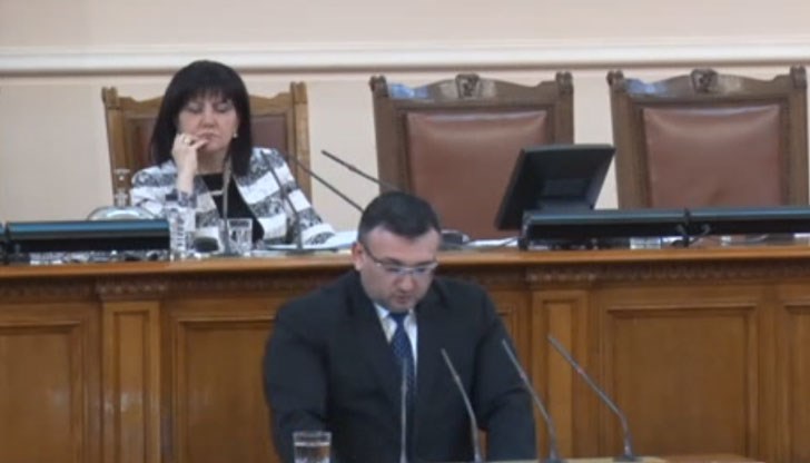 Председателят на Народното събрание задряма, докато слушаше отчета на Младен Маринов