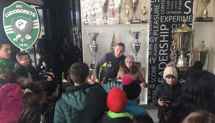 Русенчетата получиха календари и автографи от Моци и Дяков, гостувайки на спортната база на Лудогорец