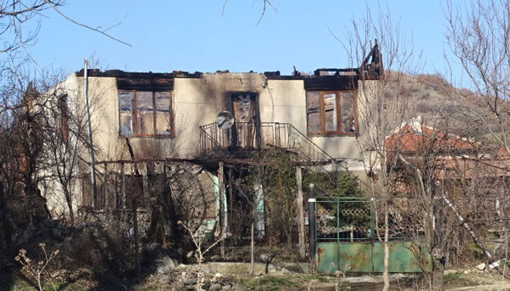 Унищожени са покривът и цялата вътрешна част на двуетажната постройка