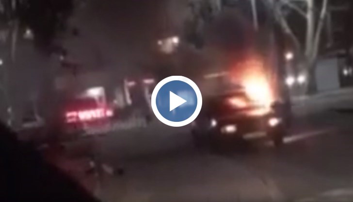 От кадрите се вижда как двама мъже се втурват да загасят автомобила