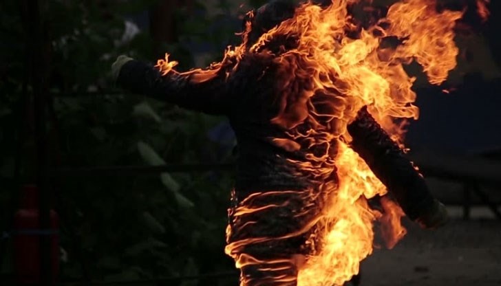 Мъжът се заля с бензин и драсна клечката, отчаян от мизерията, в която живее семейството му / Снимката е илюстративна Мъжът се заля с бензин и драсна клечката, отчаян от мизерията, в която живее семейството му / Снимката е илюстративна