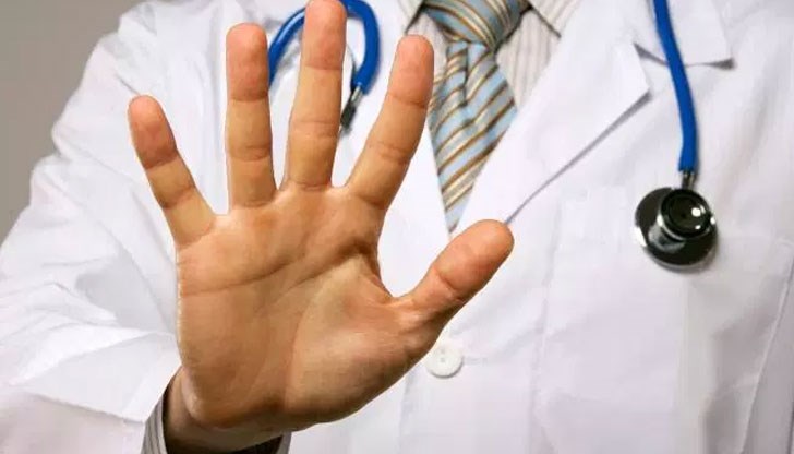 Той посетил лекарския кабинет във видимо нетрезво състояние и поискал да бъде прегледан заради здравословен проблем със сърцето Той посетил лекарския кабинет във видимо нетрезво състояние и поискал да бъде прегледан заради здравословен проблем със сърцето