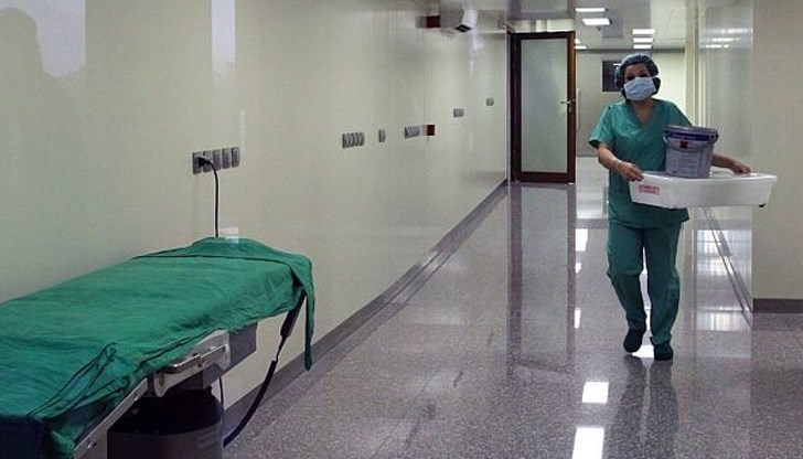 Майка на 19 години и детето ѝ на 2 години са приети в Инфекциозна болница