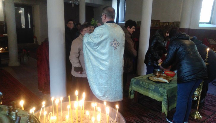 Млади и стари запалиха по свещичка и отправиха молитви в 150-годишната църква „Вознесение Господне“