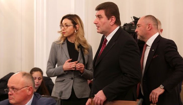 Милиардите в търговия с горива превърнаха парламента в посмешище Милиардите в търговия с горива превърнаха парламента в посмешище