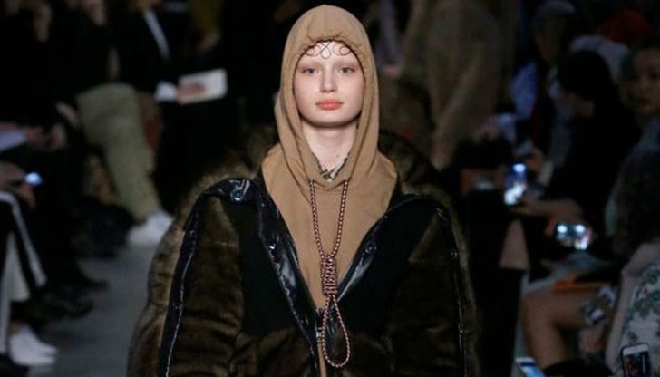 Дрехата на  "Бърбъри" има примка за затваряне на качулката