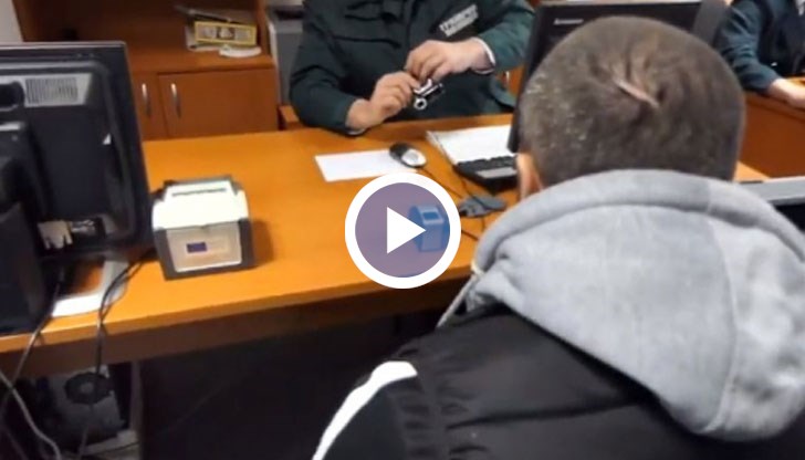 С кола на Съдебна охрана Желязков е отведен в помещение на Гранична полиция, което се намира на територията на летището