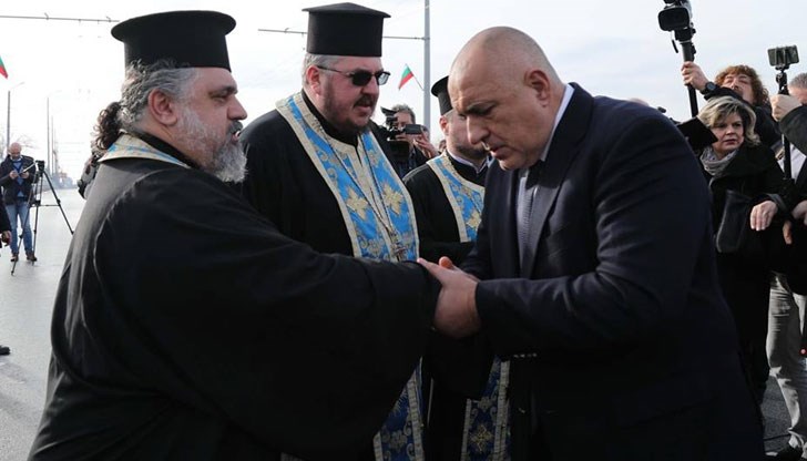 Циреят, който представлява управлението на ГЕРБ върху тялото на България, до такава степен е набрал, че къде и да ръгнеш, дори с най-късата сонда, започва да вони на гнилоч