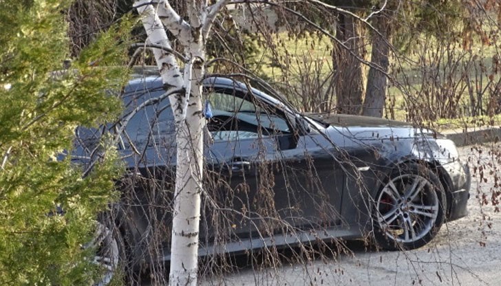 Колата се забива в контейнер по време на гонка с полицията