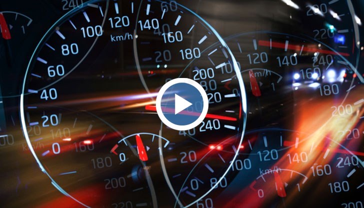 Клип показва как джигитът тества супермощната си кола на оживен булевард