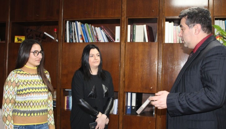 Евгения и Айгюл са наети по програмата „Старт на кариерата“