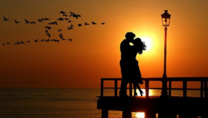 Никога не се „връзвайте“ един друг, защото тогава любовта ще умре и нито един от вас няма да може да живее и „лети“ спокойно Никога не се „връзвайте“ един друг, защото тогава любовта ще умре и нито един от вас няма да може да живее и „лети“ спокойно