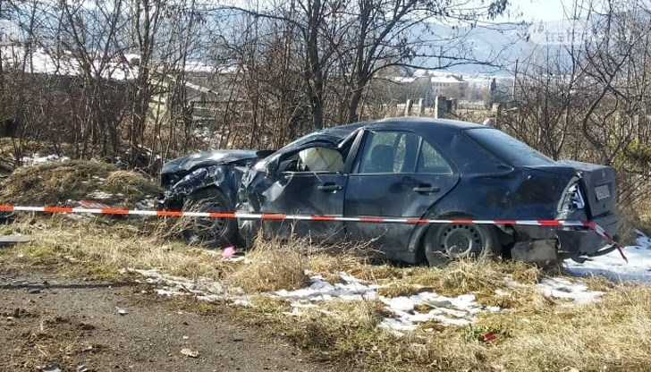 Полицейска кола не спряла на знак „Стоп” и връхлетяла върху стар „Мерцедес”
