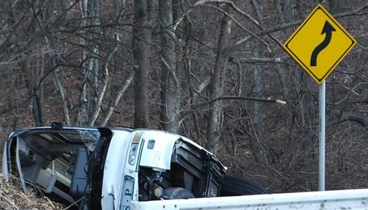 Петима души загинаха, а над 30 са ранени Петима души загинаха, а над 30 са ранени