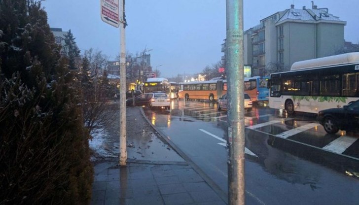 Пътник е хванал волана на шофьора на един от автобусите Пътник е хванал волана на шофьора на един от автобусите