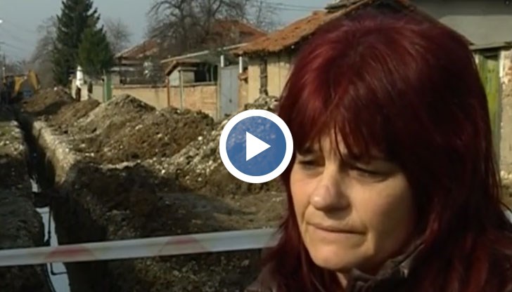 Огромната дупка, издълбана за поставянето на нови тръби, не е била обезопасена