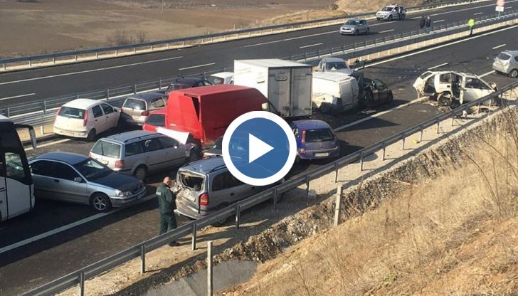 Един мъж е загинал при мелето с над 30 автомобила