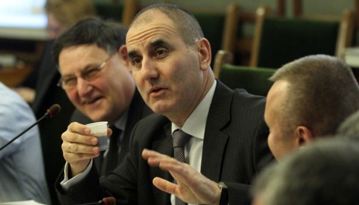 Със смешни оправдания Държавната агенция за национална сигурност (ДАНС) се оправда през вътрешната парламентарна комисия защо осъденият в САЩ руснак Сергей Адониев за банкови измами и пране на пари е бил български гражданин цели 10 години