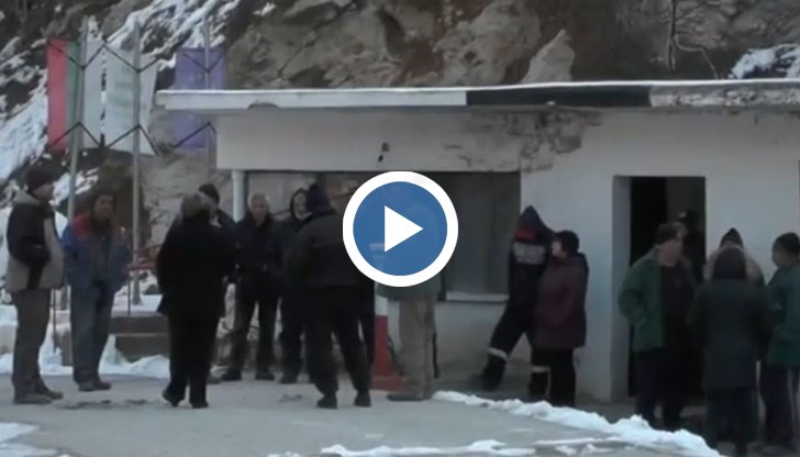 На част от работниците им се налага да взимат пари назаем, за да стигнат до работното си място