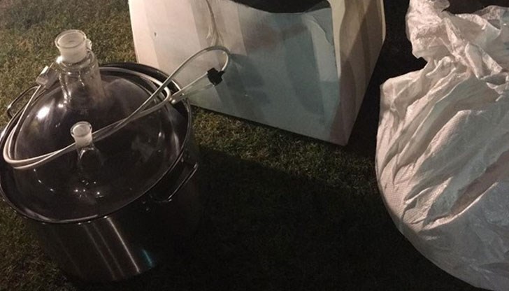 Инсталацията представлява метален съд, свързан с газова горелка, съдържащ около 20 литра кафява течност