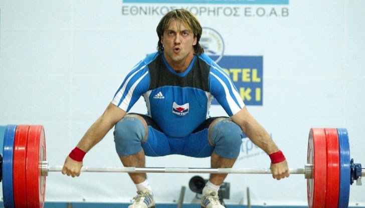 Трикратният световен шампион по вдигане на тежести от години работи като треньор в русенското спортно училище