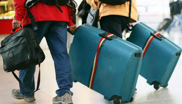 Делът на руснаците на възраст 18-24 години, които искат да емигрират от родината си е 41%, сочат представени днес данни от допитване на социологическия център „Левада“ Делът на руснаците на възраст 18-24 години, които искат да емигрират от родината си е 41%, сочат представени днес данни от допитване на социологическия център „Левада“